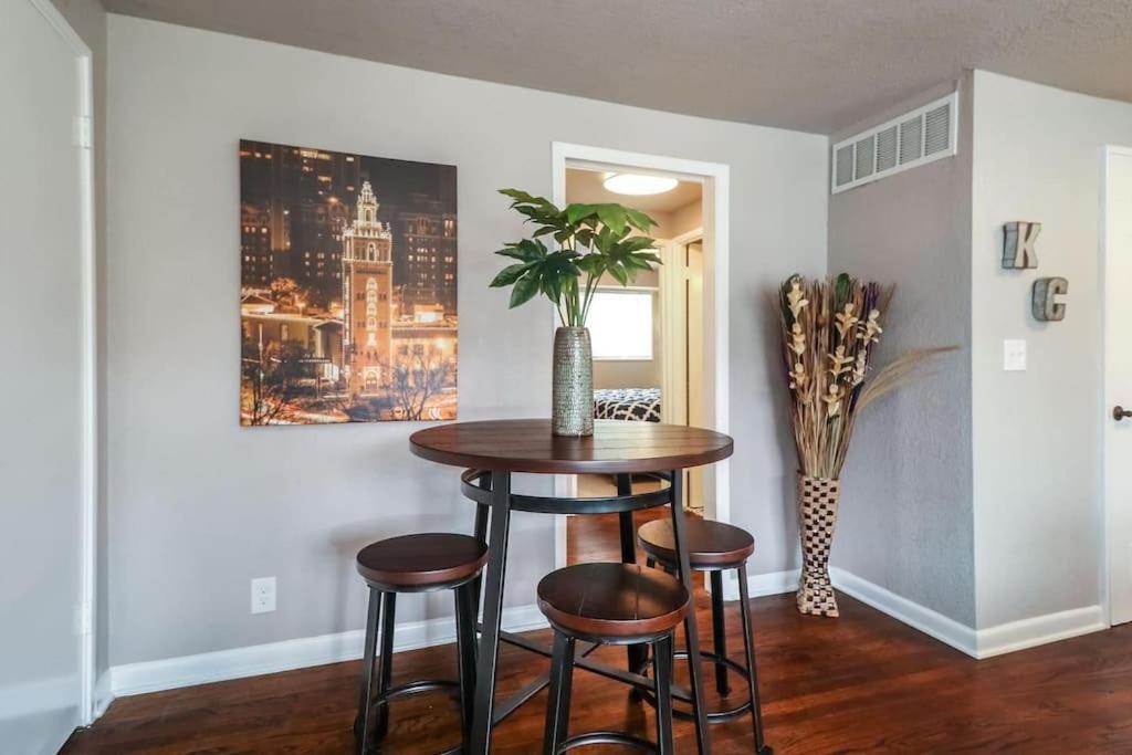 Villa Holly Second Floor 2 King Beds Kansas City Exterior foto